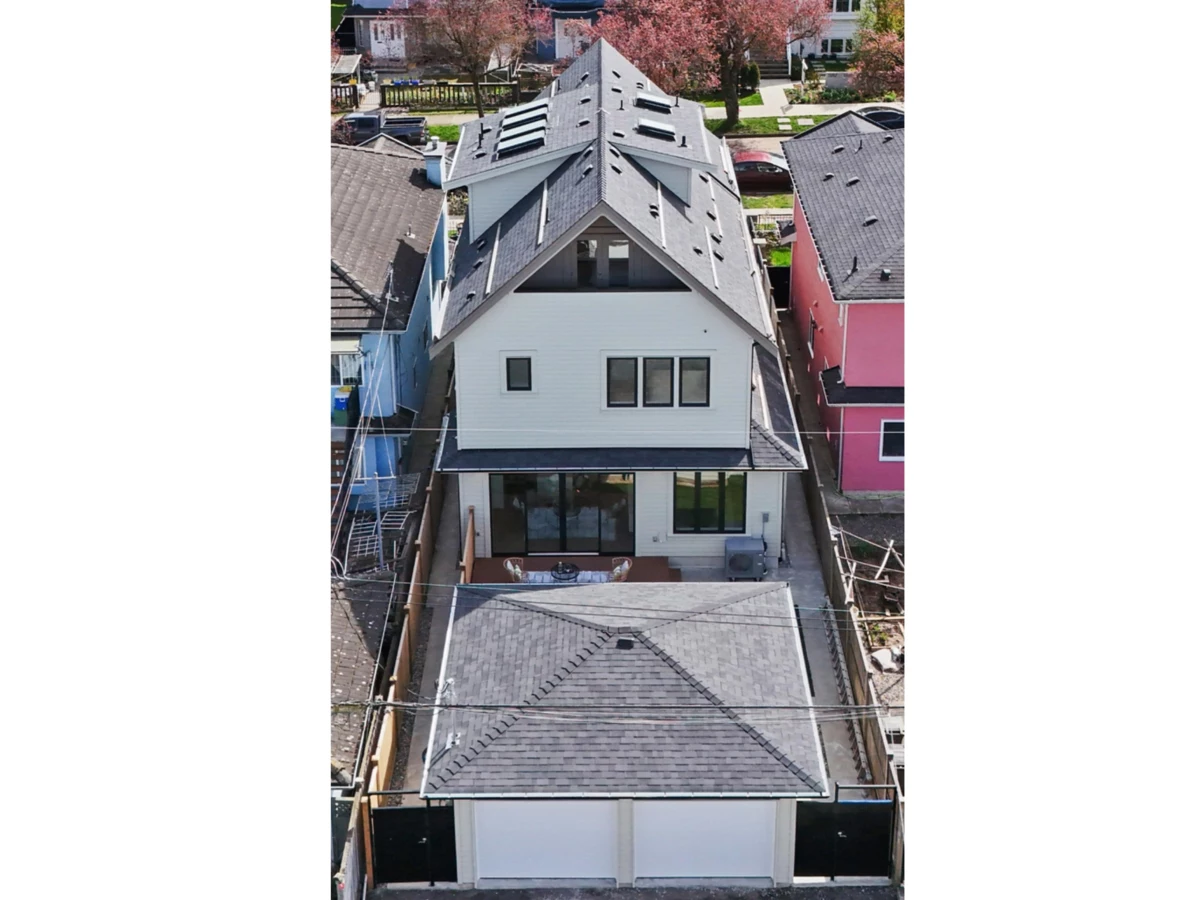 Hot Tub / Spa Photo of 2 2253 Grant Street, Vancouver, BC