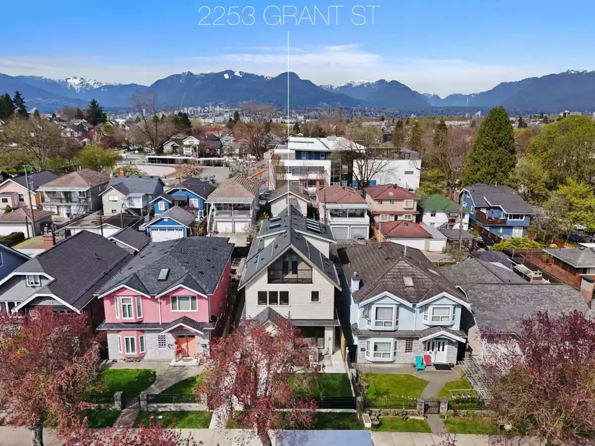 Outdoor Kitchen Photo of 2 2253 Grant Street, Vancouver, BC