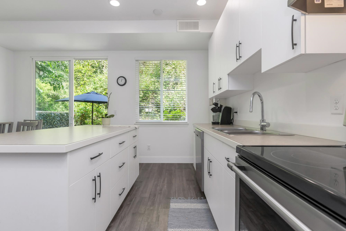 Kitchen Island Photo of 5 35287 Old Yale Road, Abbotsford, BC