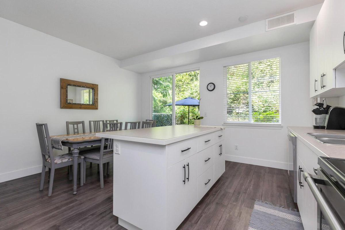 Kitchen Photo of 5 35287 Old Yale Road, Abbotsford, BC