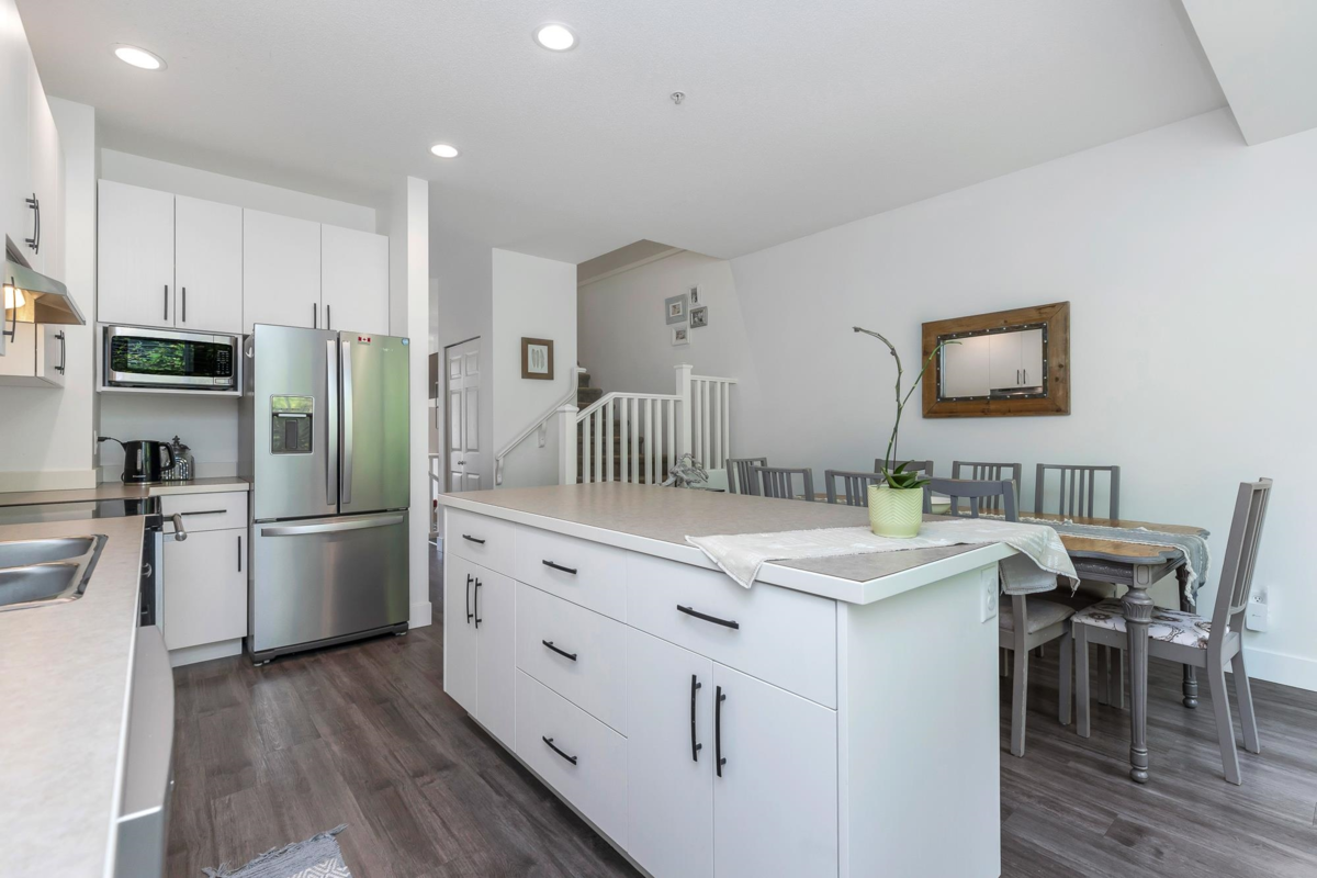 Primary Bathroom Photo of 5 35287 Old Yale Road, Abbotsford, BC