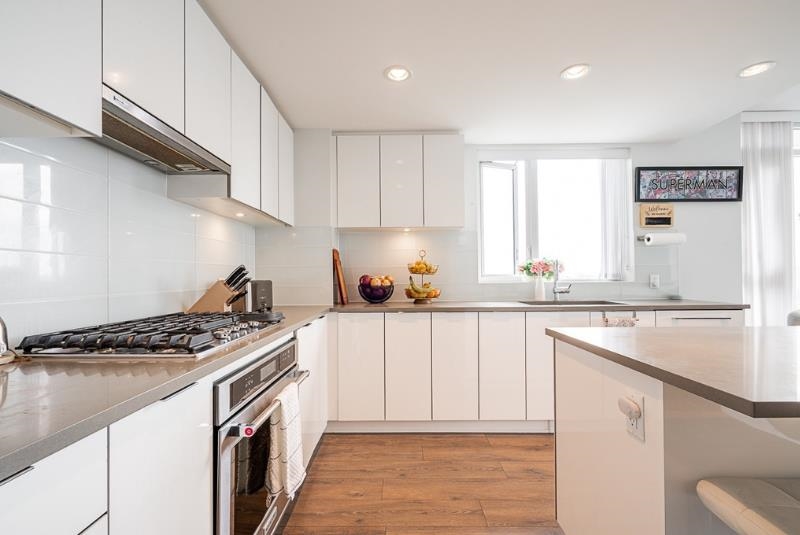 Kitchen Island Photo of 1601 2388 Madison Avenue, Burnaby, BC