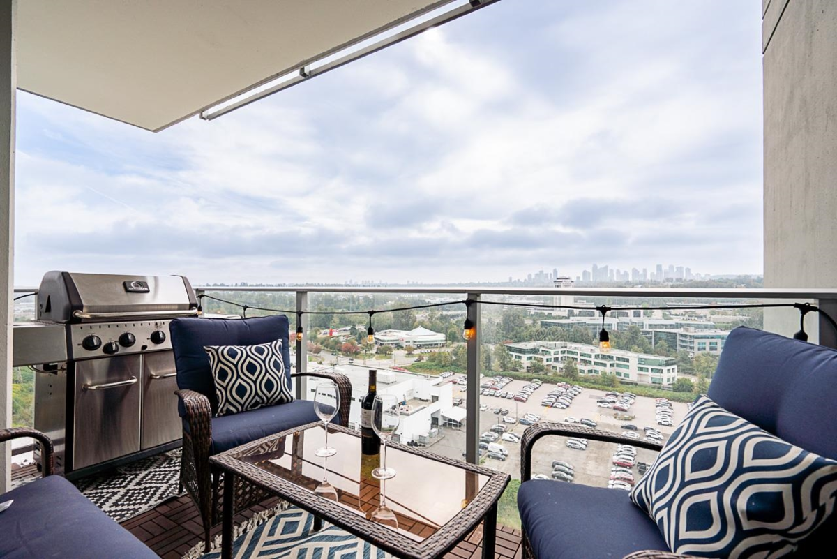 Walk-In Closet Photo of 1601 2388 Madison Avenue, Burnaby, BC