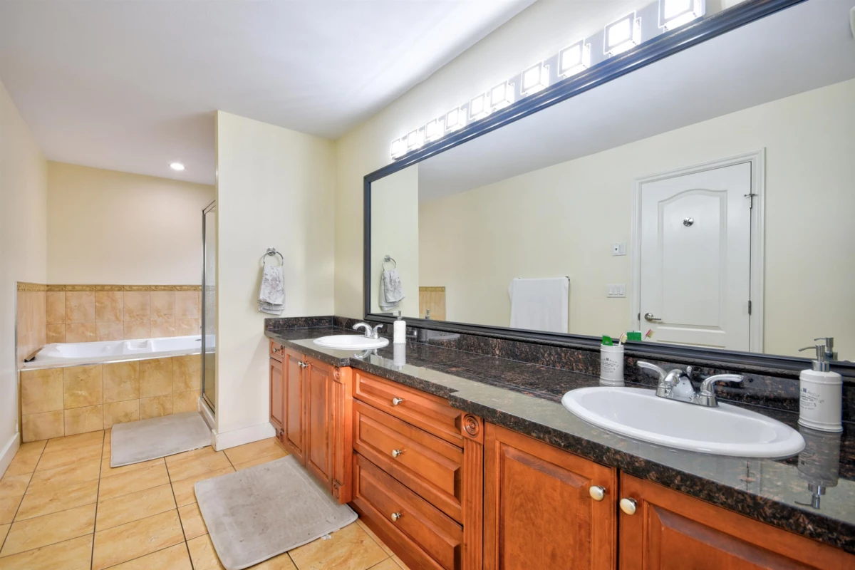 Hallway Photo of 16328 88 Avenue, Surrey, BC