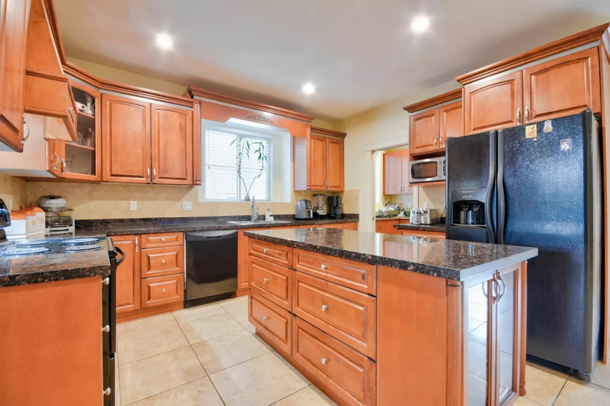 Kitchen Island Photo of 16328 88 Avenue, Surrey, BC