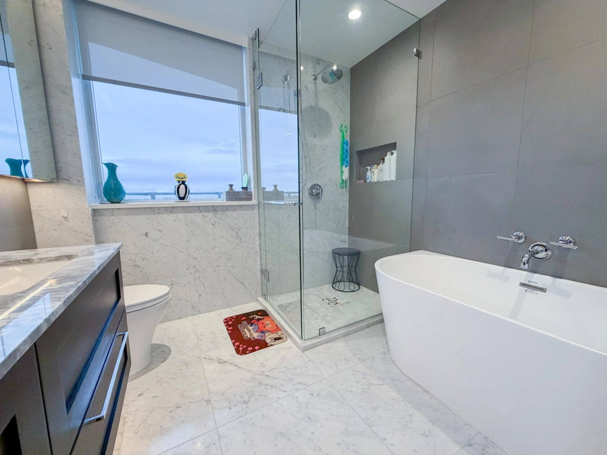 Kitchen Island Photo of 1503 1500 Martin Street, White Rock, BC