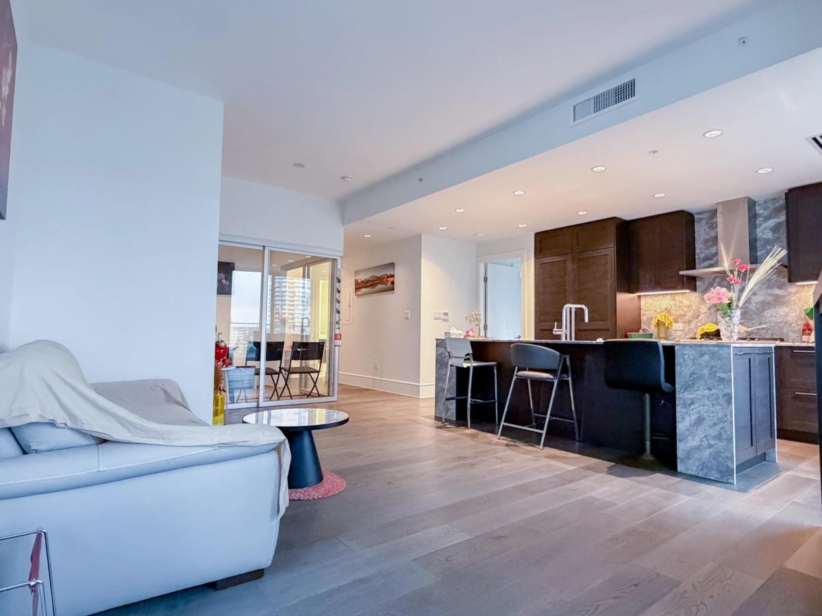 Living Room Photo of 1503 1500 Martin Street, White Rock, BC