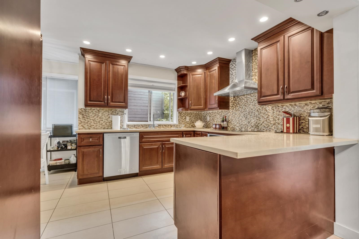 Kitchen Island Photo of 5853 Grousewoods Crescent, North Vancouver, BC