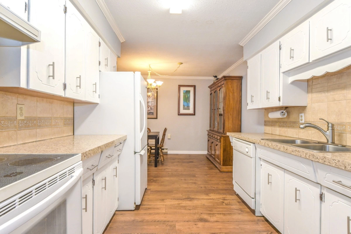 Kitchen Island Photo of 101 32033 Old Yale Road, Abbotsford, BC