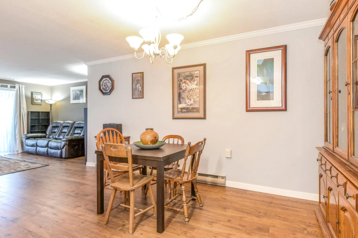 Kitchen Photo of 101 32033 Old Yale Road, Abbotsford, BC