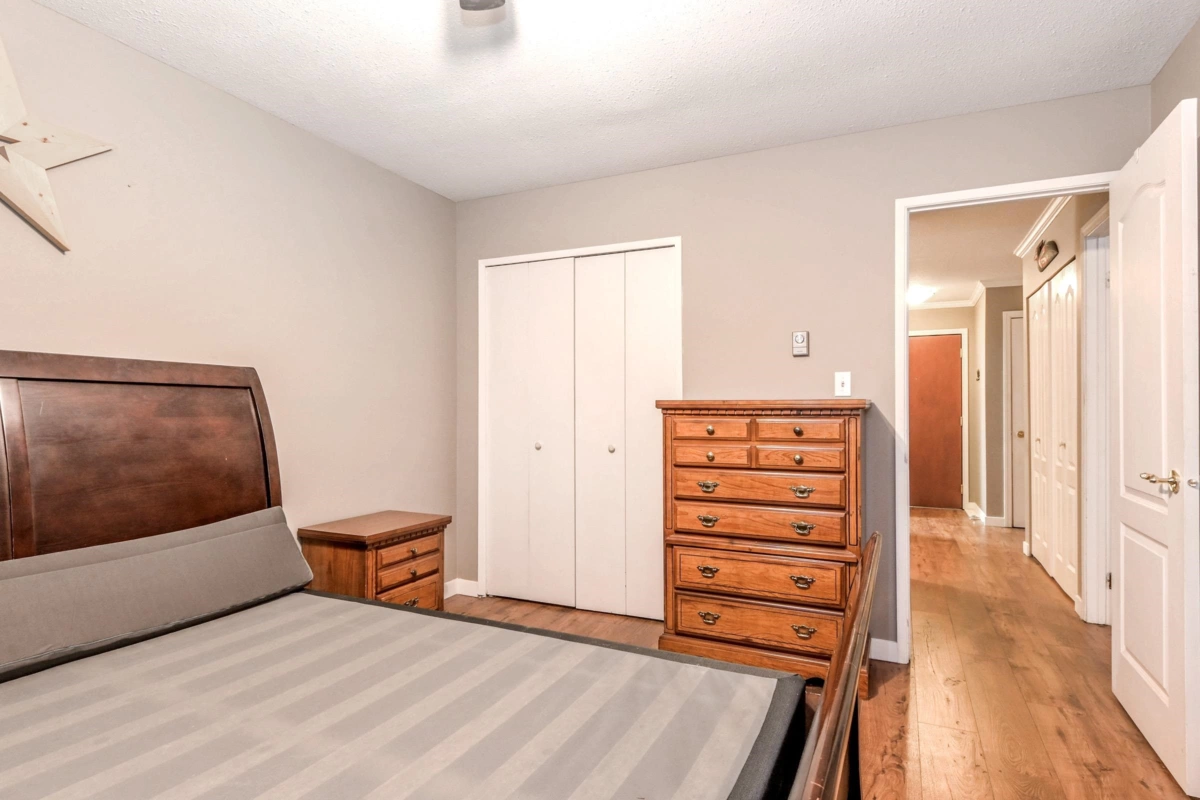 Primary Bathroom Photo of 101 32033 Old Yale Road, Abbotsford, BC