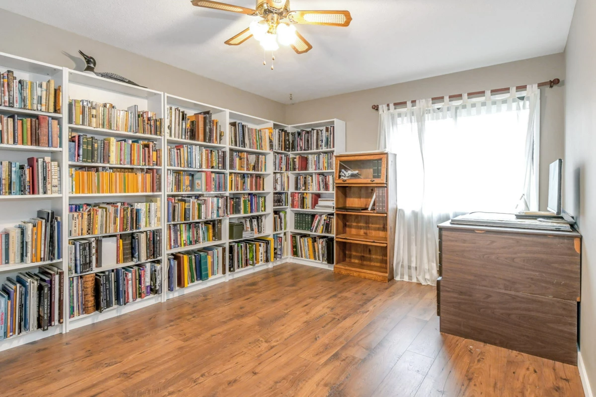 Walk-In Closet Photo of 101 32033 Old Yale Road, Abbotsford, BC