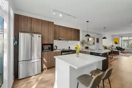 Kitchen Island Photo of 81 31032 Westridge Place, Abbotsford, BC