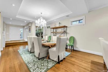 Kitchen Island Photo of 4358 Erwin Drive, West Vancouver, BC