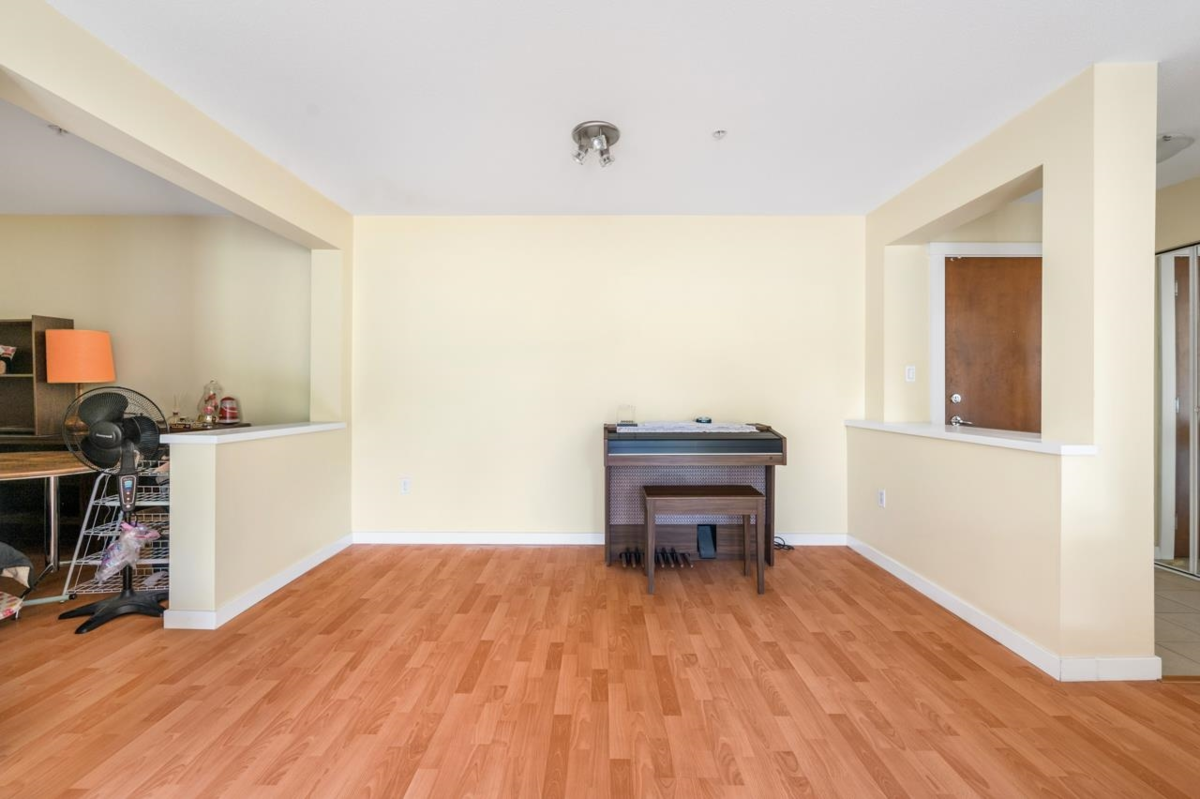 Dining Area Photo of 5304 5111 Garden City Road, Richmond, BC
