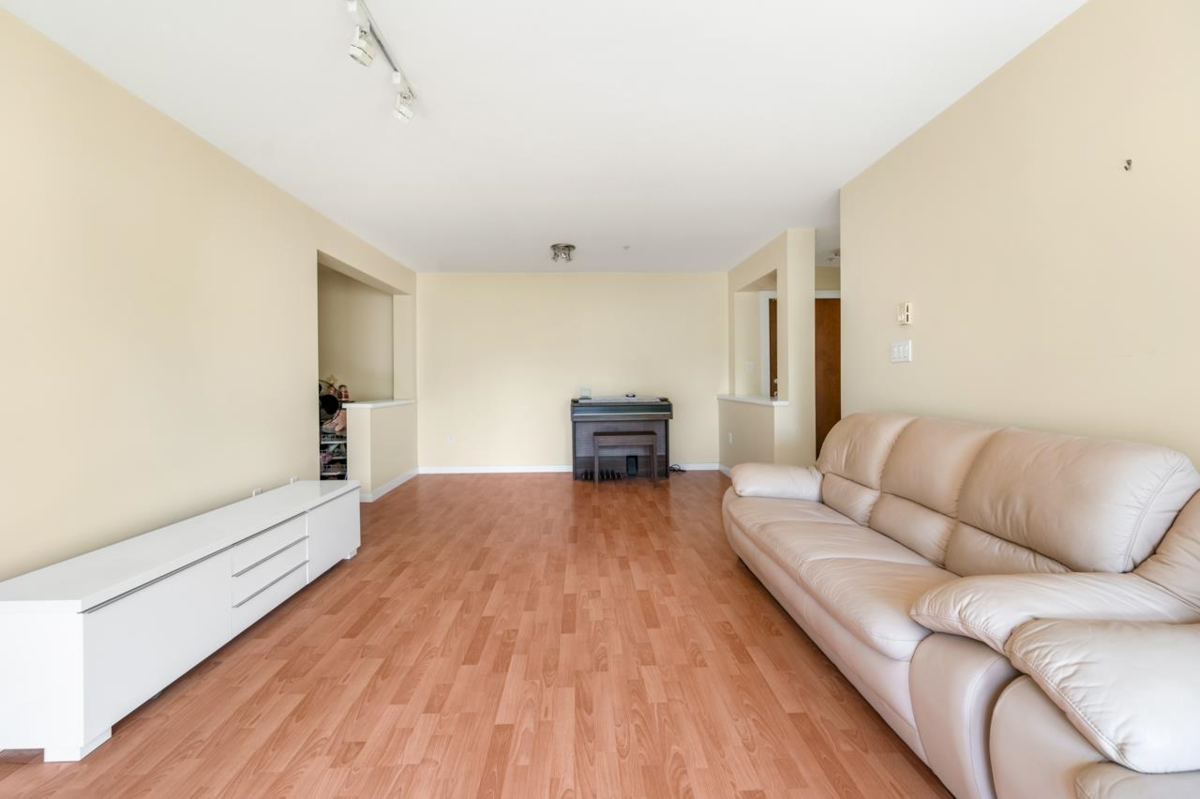 Kitchen Island Photo of 5304 5111 Garden City Road, Richmond, BC