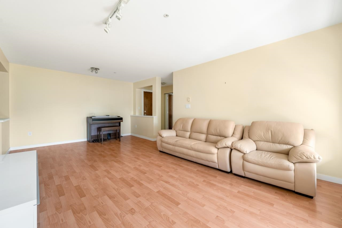 Kitchen Photo of 5304 5111 Garden City Road, Richmond, BC