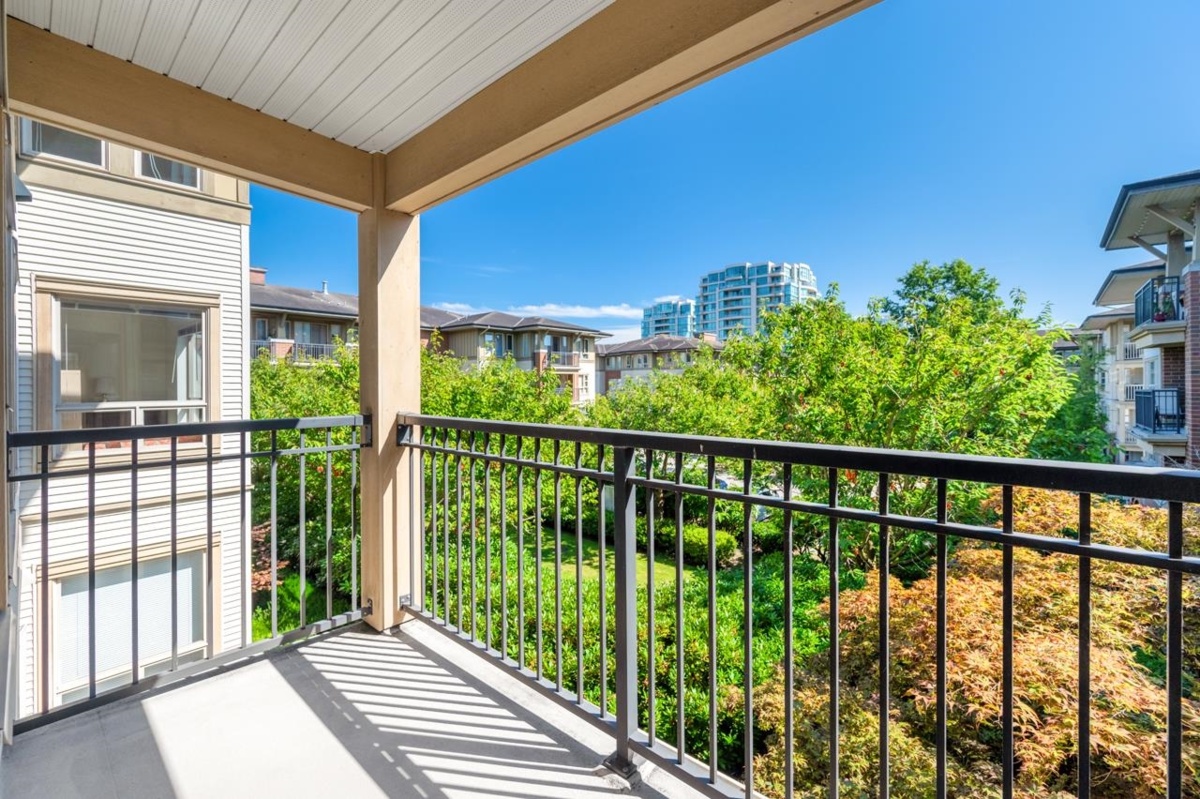 Mudroom Photo of 5304 5111 Garden City Road, Richmond, BC