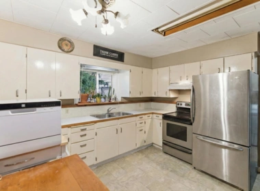 Kitchen Island Photo of 33219 7 Avenue, Mission, BC