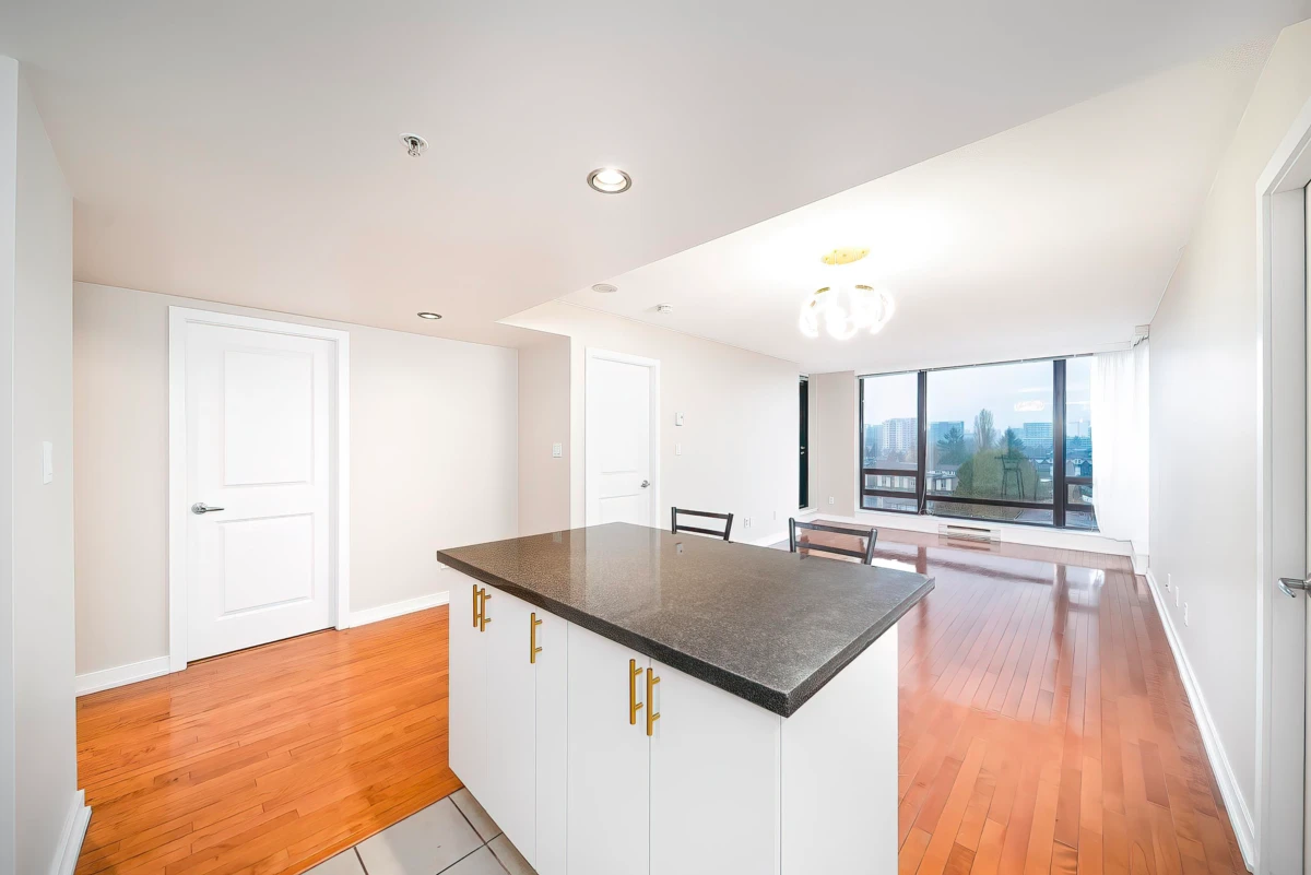 Family Room Photo of 906 9188 Hemlock Drive, Richmond, BC
