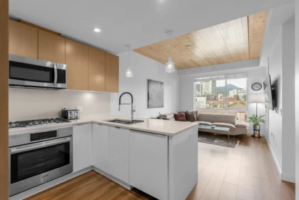 611 108 E 8th Street, North Vancouver, BC