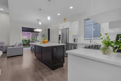 Kitchen Island Photo of 32586 Ross Drive, Mission, BC