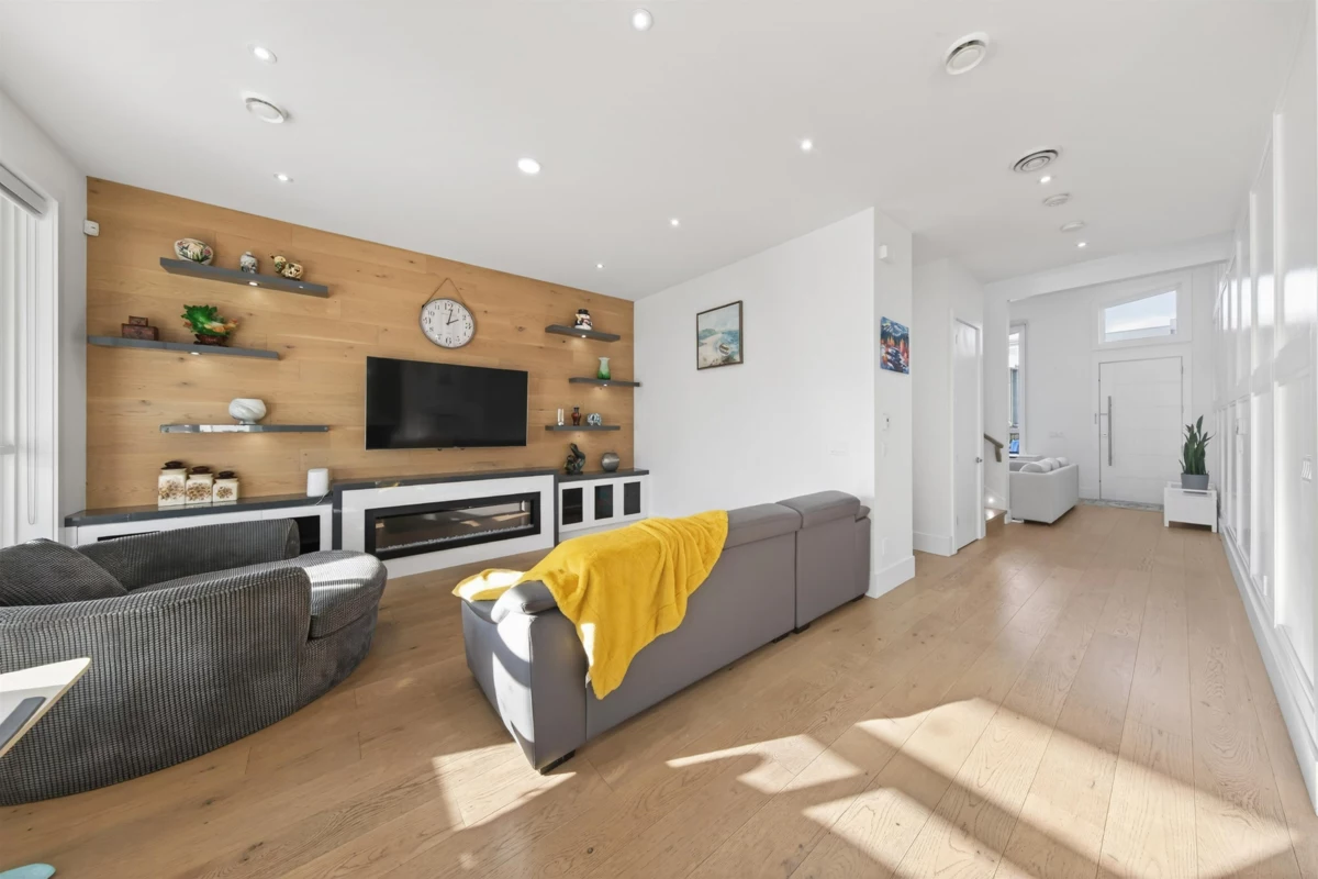 Family Room Photo of 16764 18a Avenue, Surrey, BC