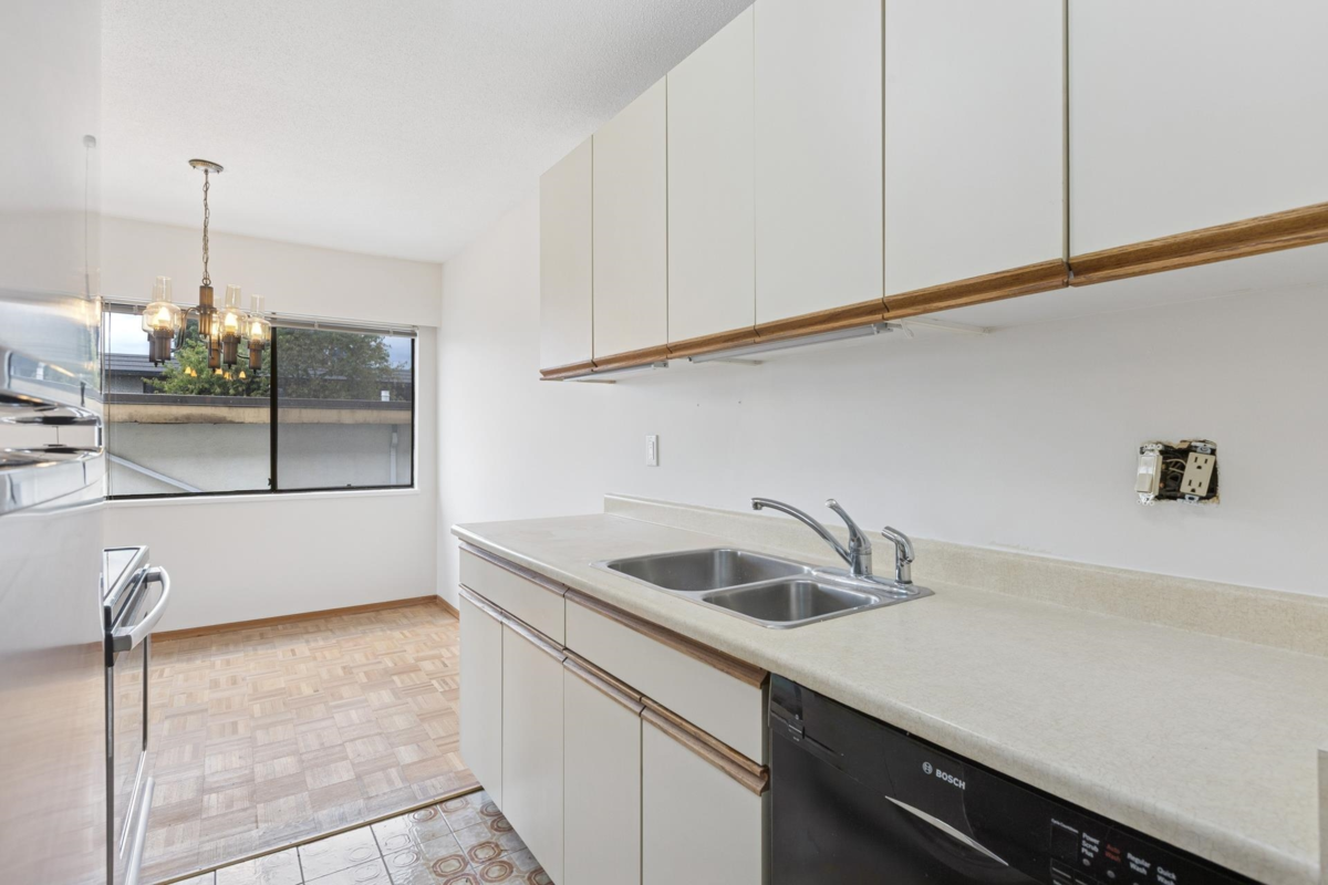 Entry Foyer Photo of 211 155 E 5th Street, North Vancouver, BC