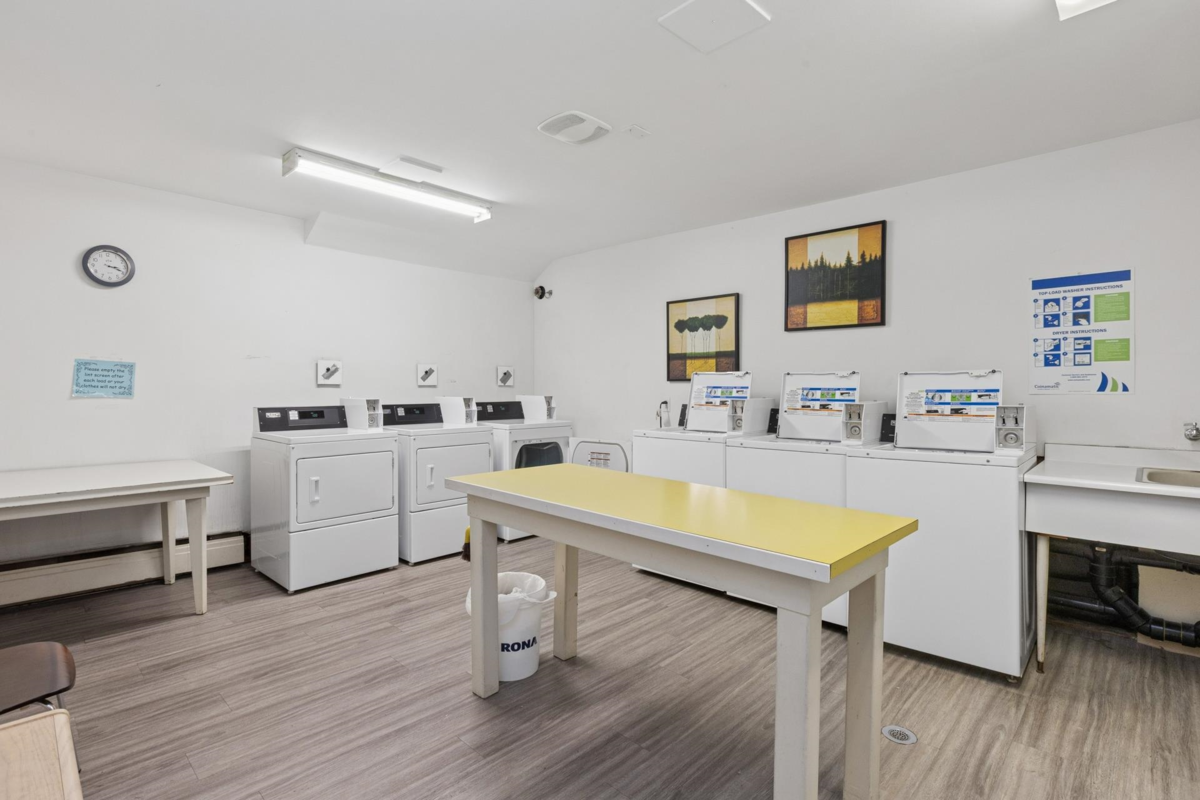 Front Yard Photo of 211 155 E 5th Street, North Vancouver, BC