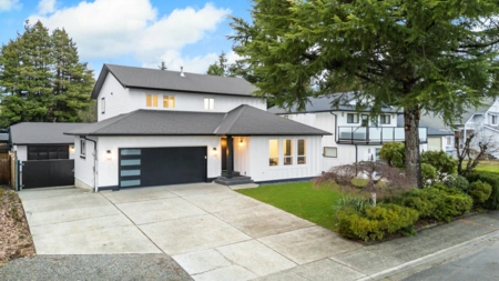 Garden / Landscaping Photo of 2451 Grosvenor Place, Abbotsford, BC