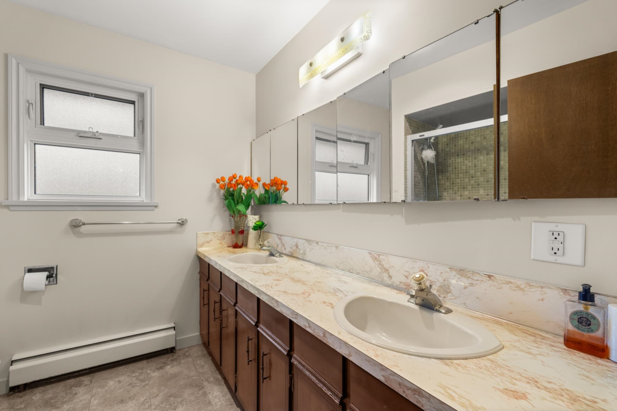 Powder Room Photo of 4651 W 16th Avenue, Vancouver, BC