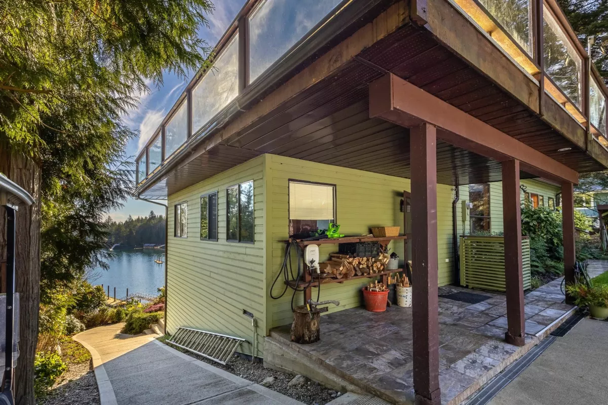Entry Foyer Photo of 4732 Webb Road, Madeira Park, BC