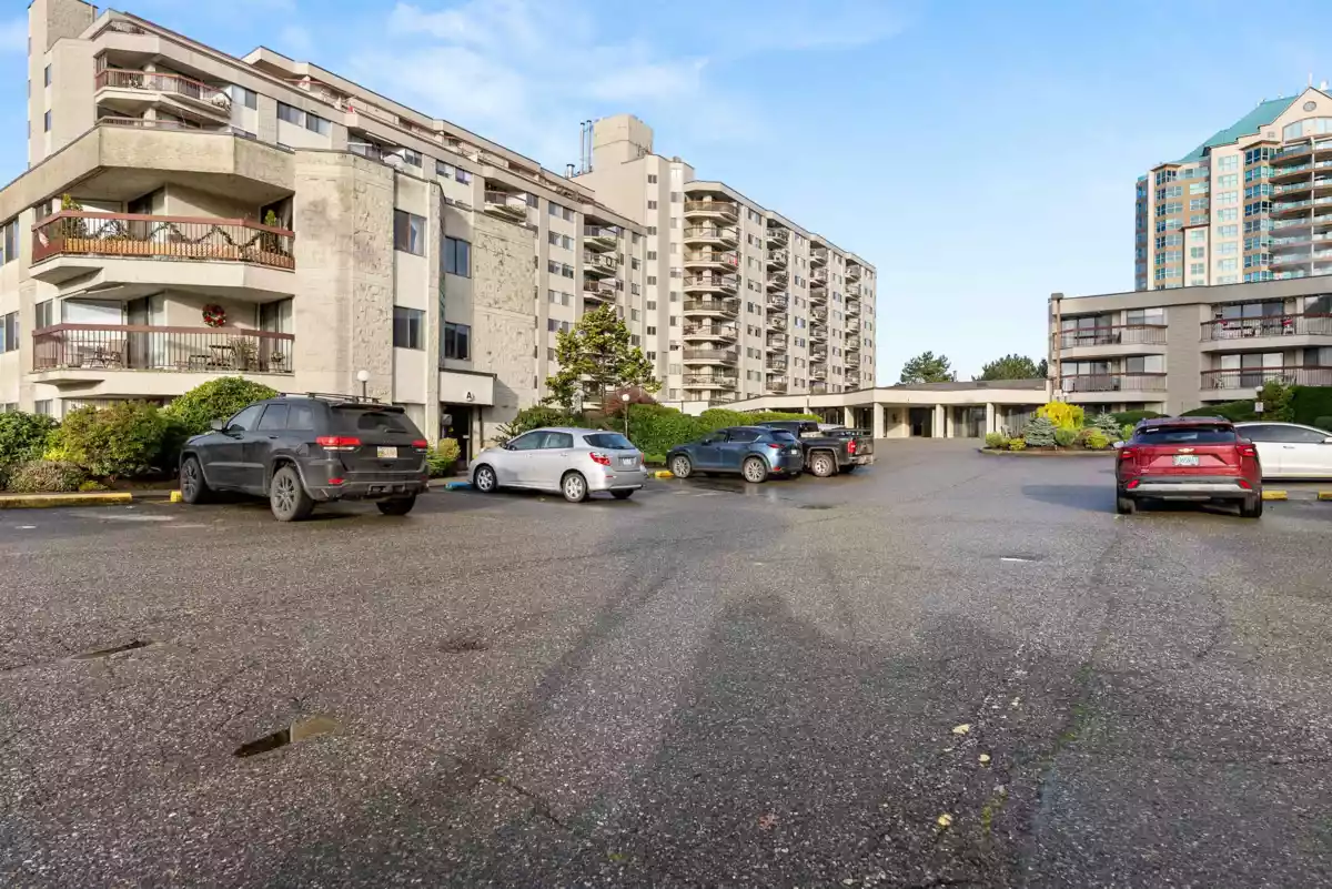 Entry Foyer Photo of 914 31955 Old Yale Road, Abbotsford, BC