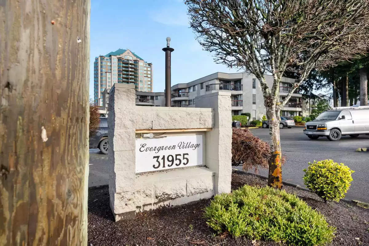 Front Yard Photo of 914 31955 Old Yale Road, Abbotsford, BC