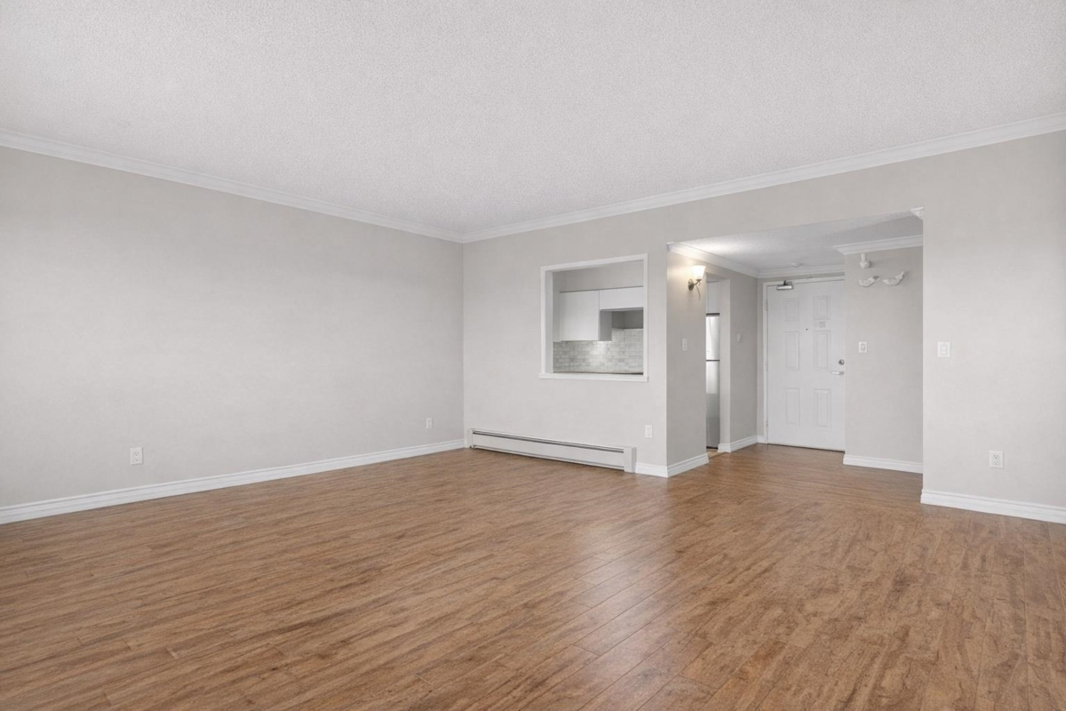 Kitchen Island Photo of 914 31955 Old Yale Road, Abbotsford, BC