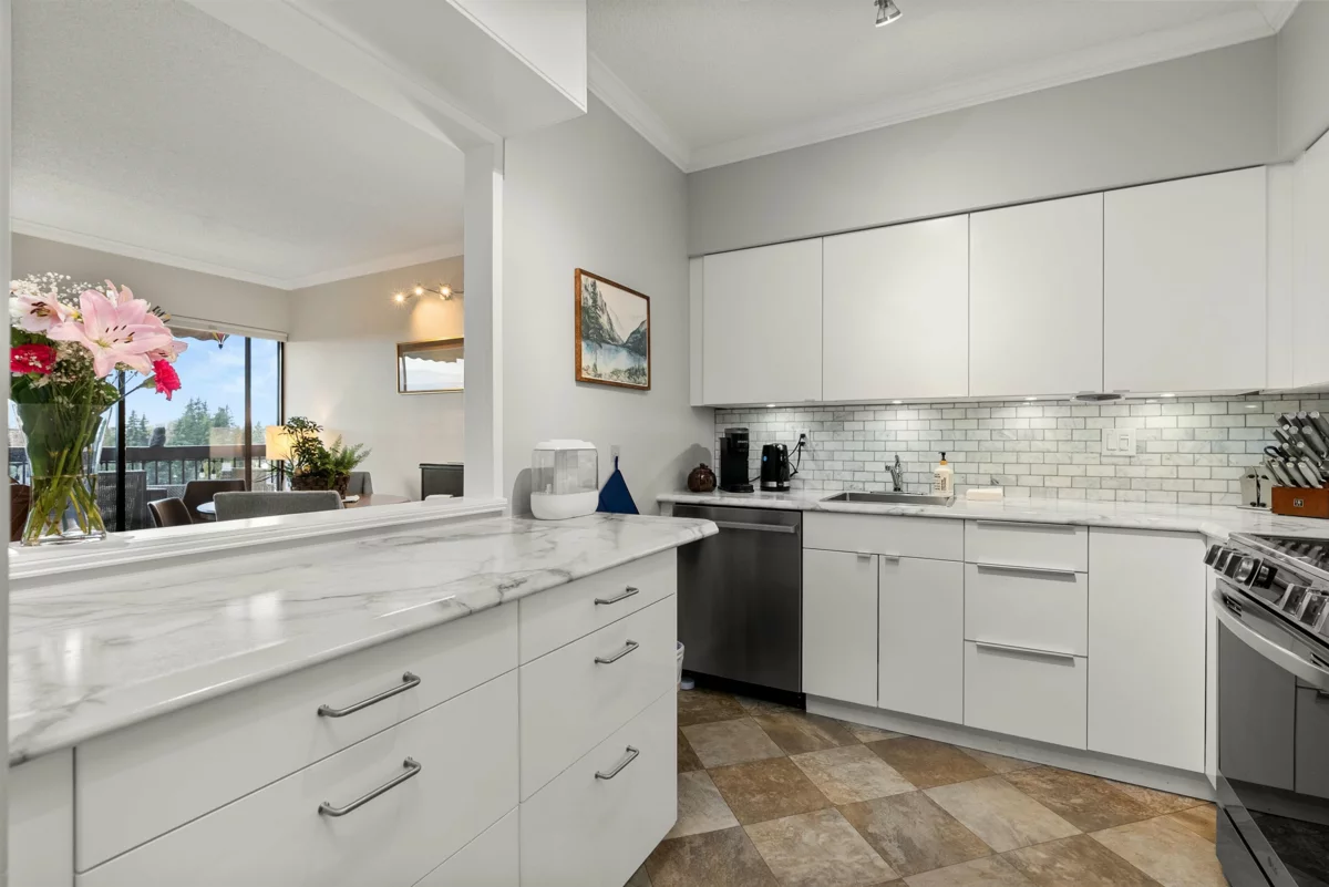 Kitchen Photo of 914 31955 Old Yale Road, Abbotsford, BC