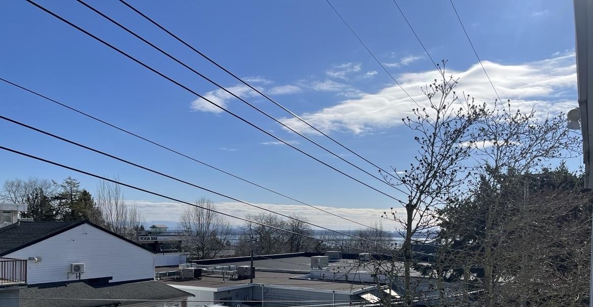 Entry Foyer Photo of 302 1354 Winter Street, White Rock, BC