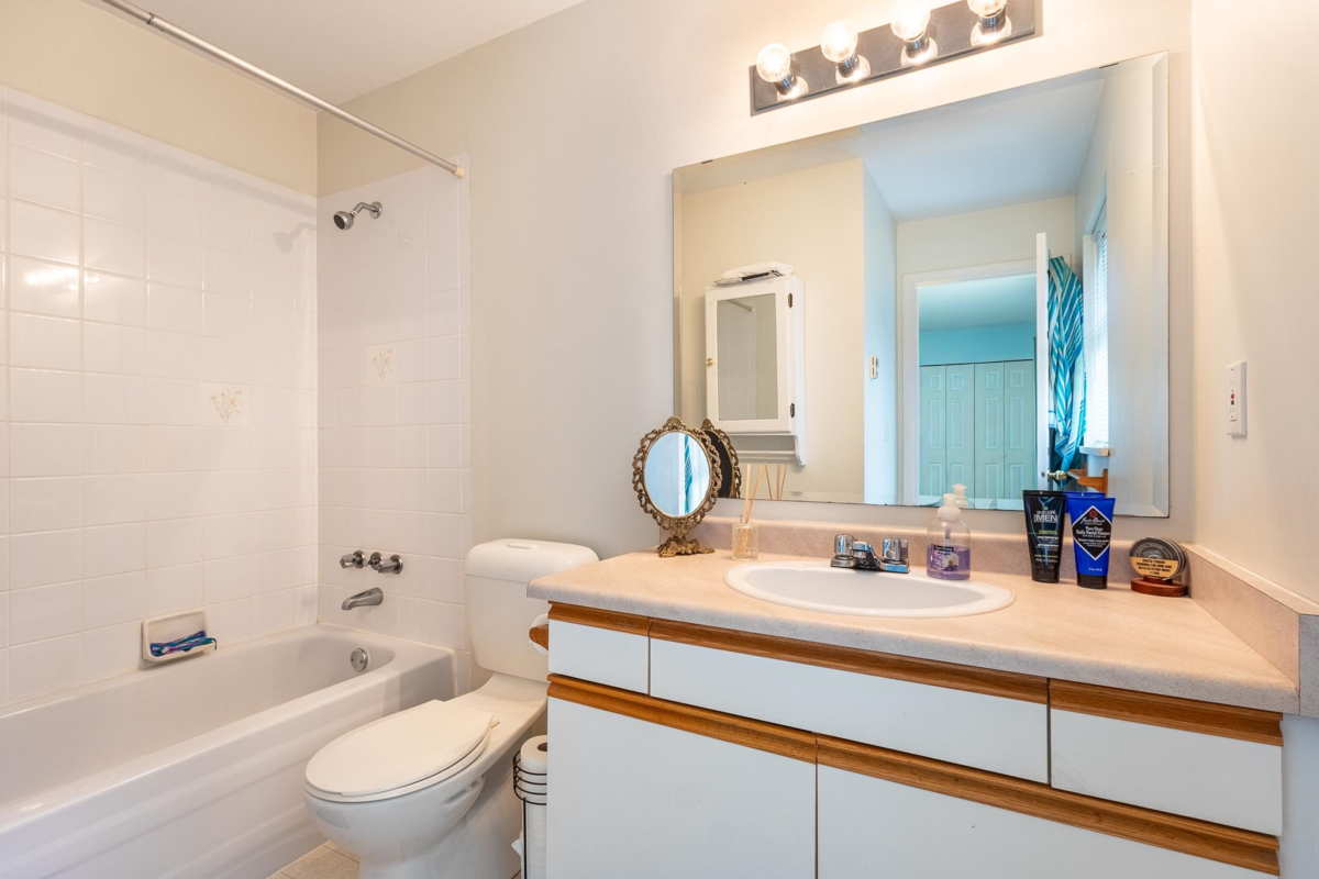 Entry Foyer Photo of 35 5761 Wharf Avenue, Sechelt, BC