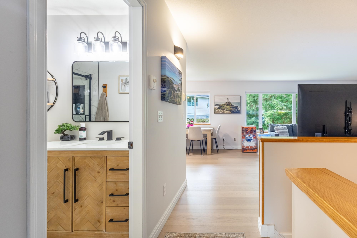 Loft / Bonus Room Photo of 35 5761 Wharf Avenue, Sechelt, BC