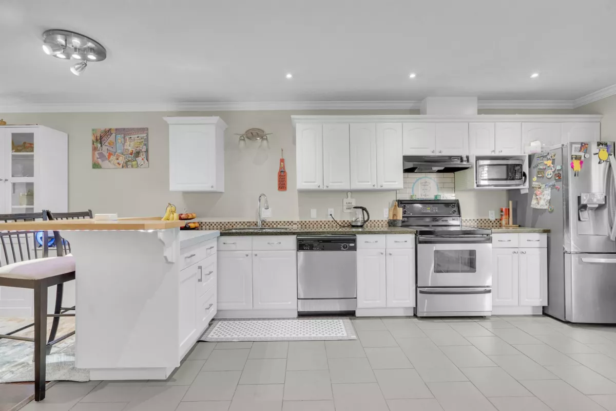 Kitchen Island Photo of 113 7837 120a Street, Surrey, BC