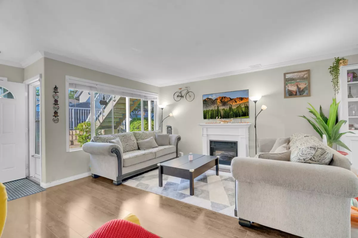 Kitchen Photo of 113 7837 120a Street, Surrey, BC