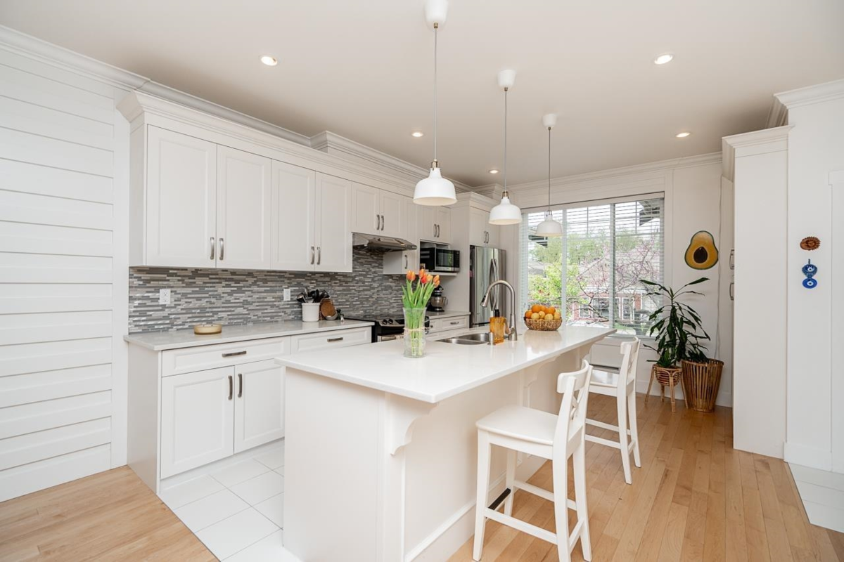 Kitchen Photo of 1 18818 71 Avenue, Surrey, BC