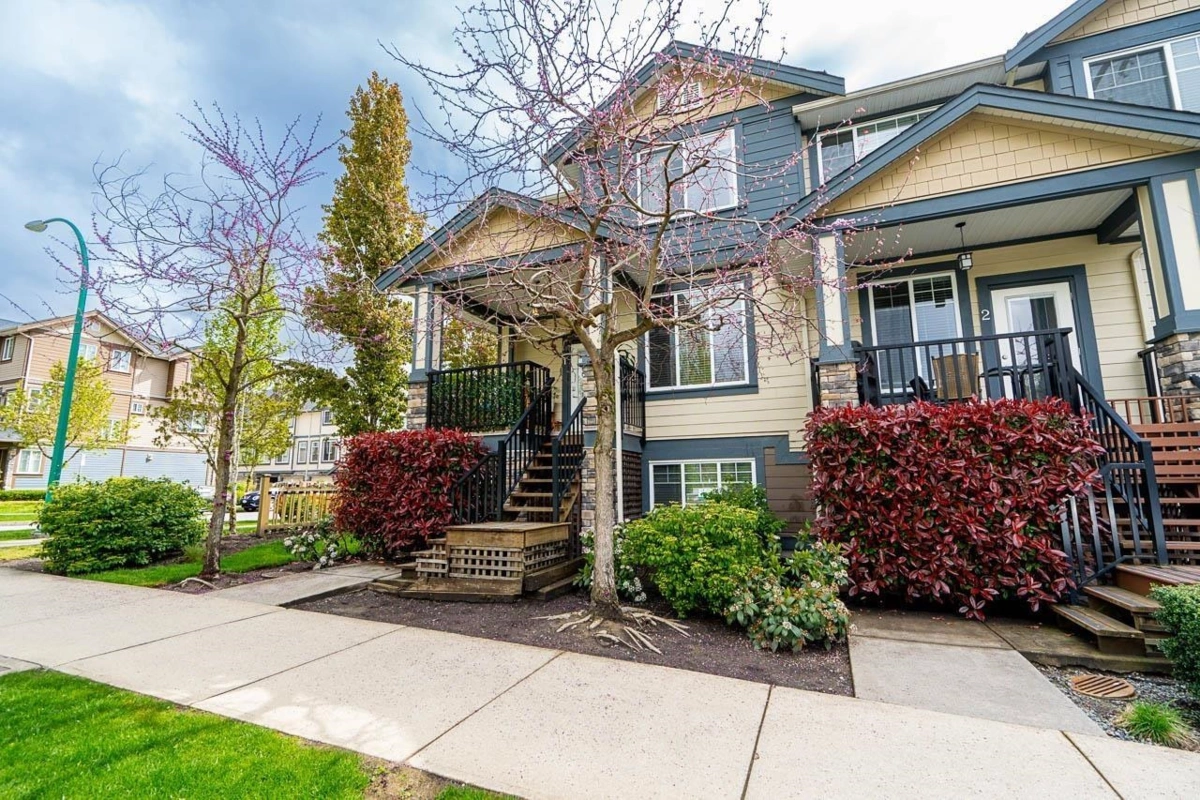 Living Room Photo of 1 18818 71 Avenue, Surrey, BC