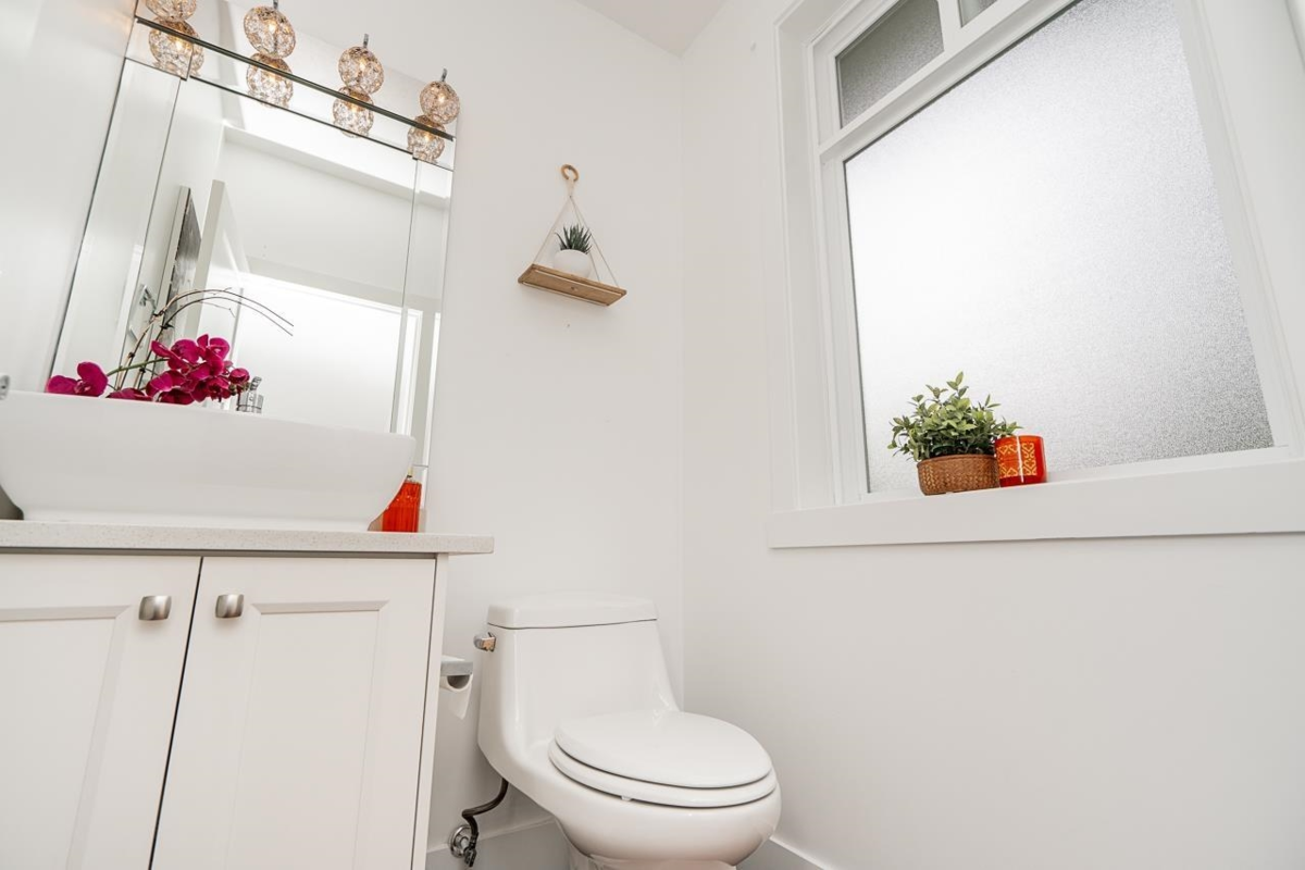 Powder Room Photo of 1 18818 71 Avenue, Surrey, BC