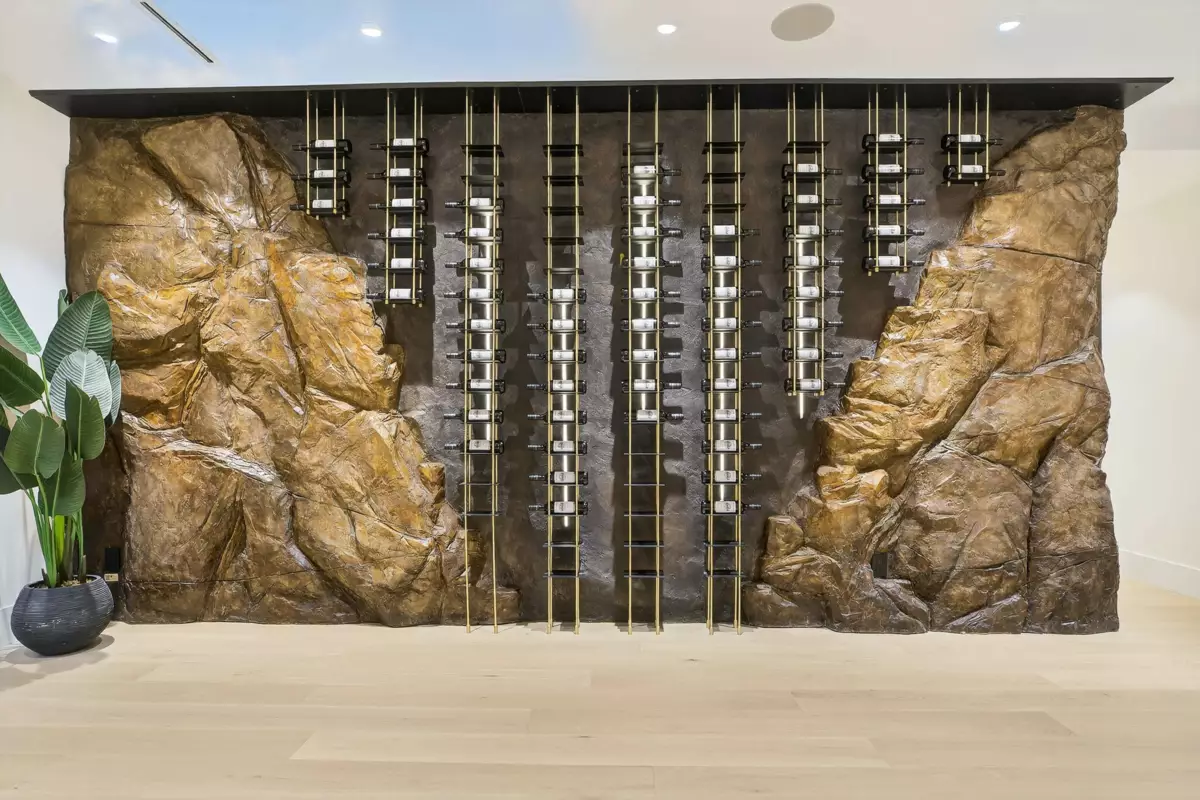 Garden / Landscaping Photo of 922 Wentworth Avenue, North Vancouver, BC