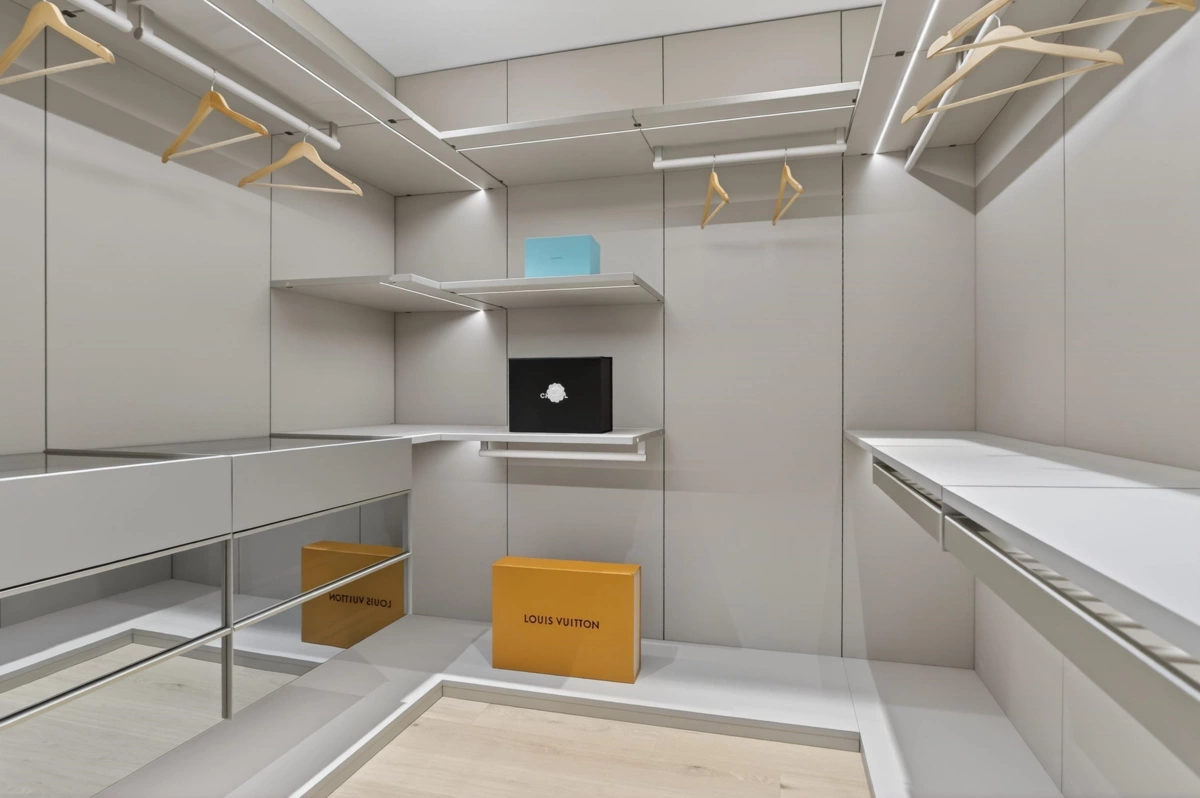 Hallway Photo of 922 Wentworth Avenue, North Vancouver, BC