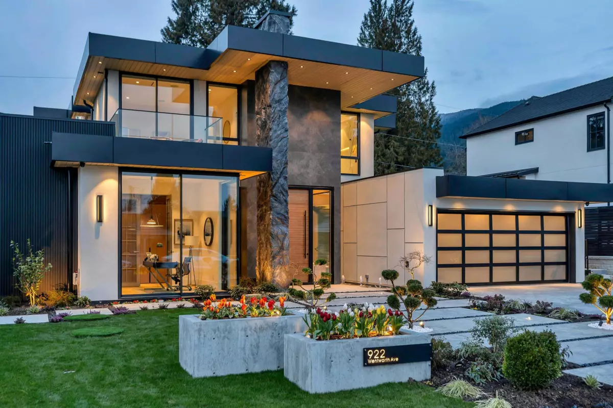 Living Room Photo of 922 Wentworth Avenue, North Vancouver, BC