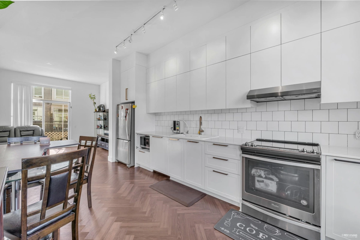 Kitchen Photo of 15 15828 27 Avenue, Surrey, BC