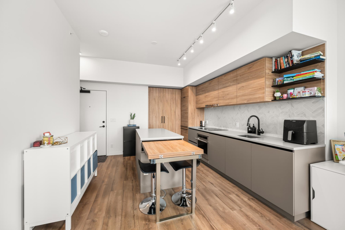 Kitchen Island Photo of 2802 13428 105 Avenue, Surrey, BC