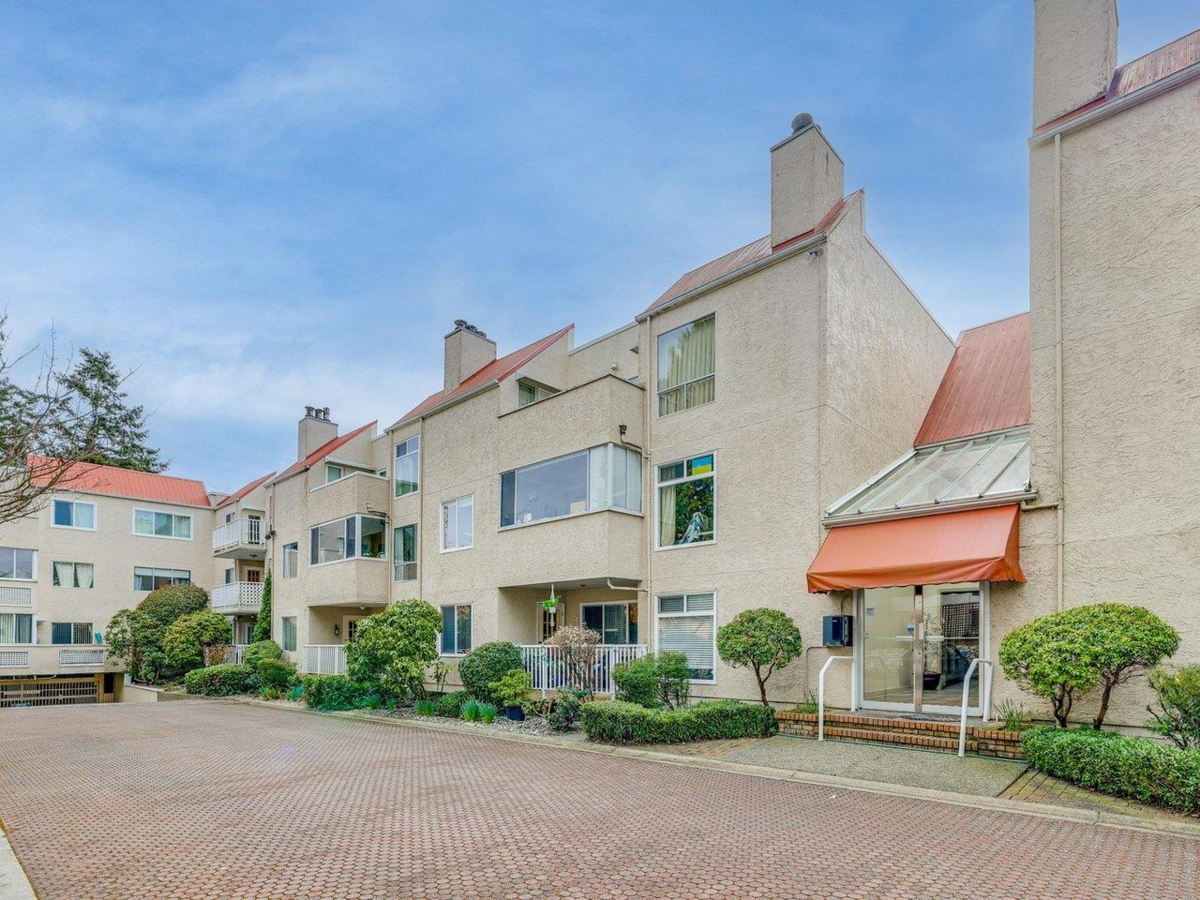 Entry Foyer Photo of 255 1440 Garden Place, Delta, BC